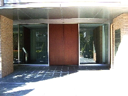 大森プロストシティレジデンス　オートロッックの玄関　その先にはコンシェルジュがお待ちしております